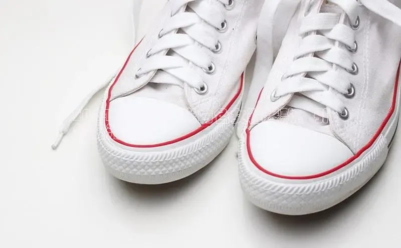 易昂体育3百度技术学院2024 年必备：米白色女鞋爆款，引
领潮流风尚